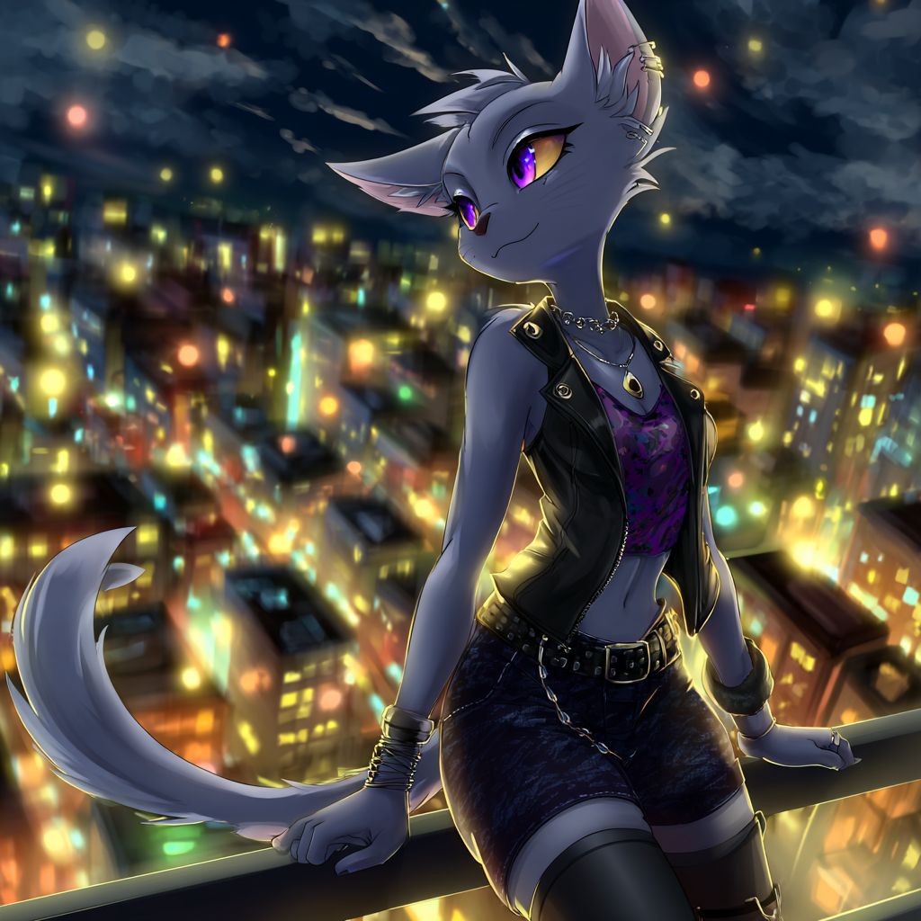 Eine stilvolle Anime-Katze mit sleek silbernem Fell und violetten Augen in einer kleinen Lederweste steht selbstbewusst auf einem Dach mit Blick auf die städtische Nachtlandschaft