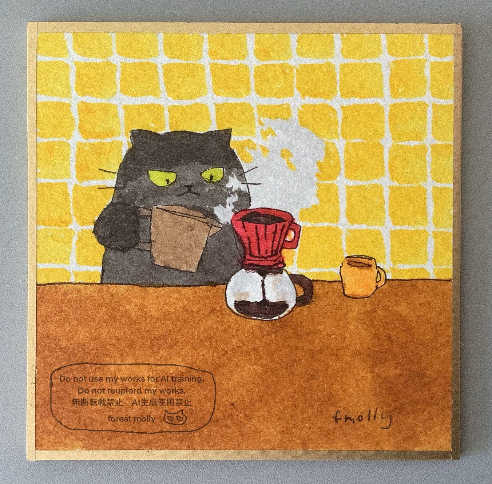 一只黑灰色卡通猫在咖啡店柜台后，前爪捧着纸盒