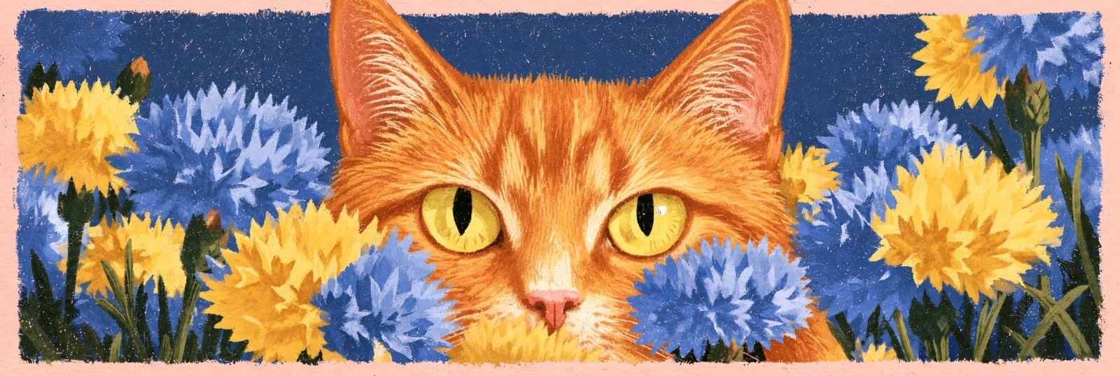 Un gato atigrado naranja mirando hacia arriba entre las flores